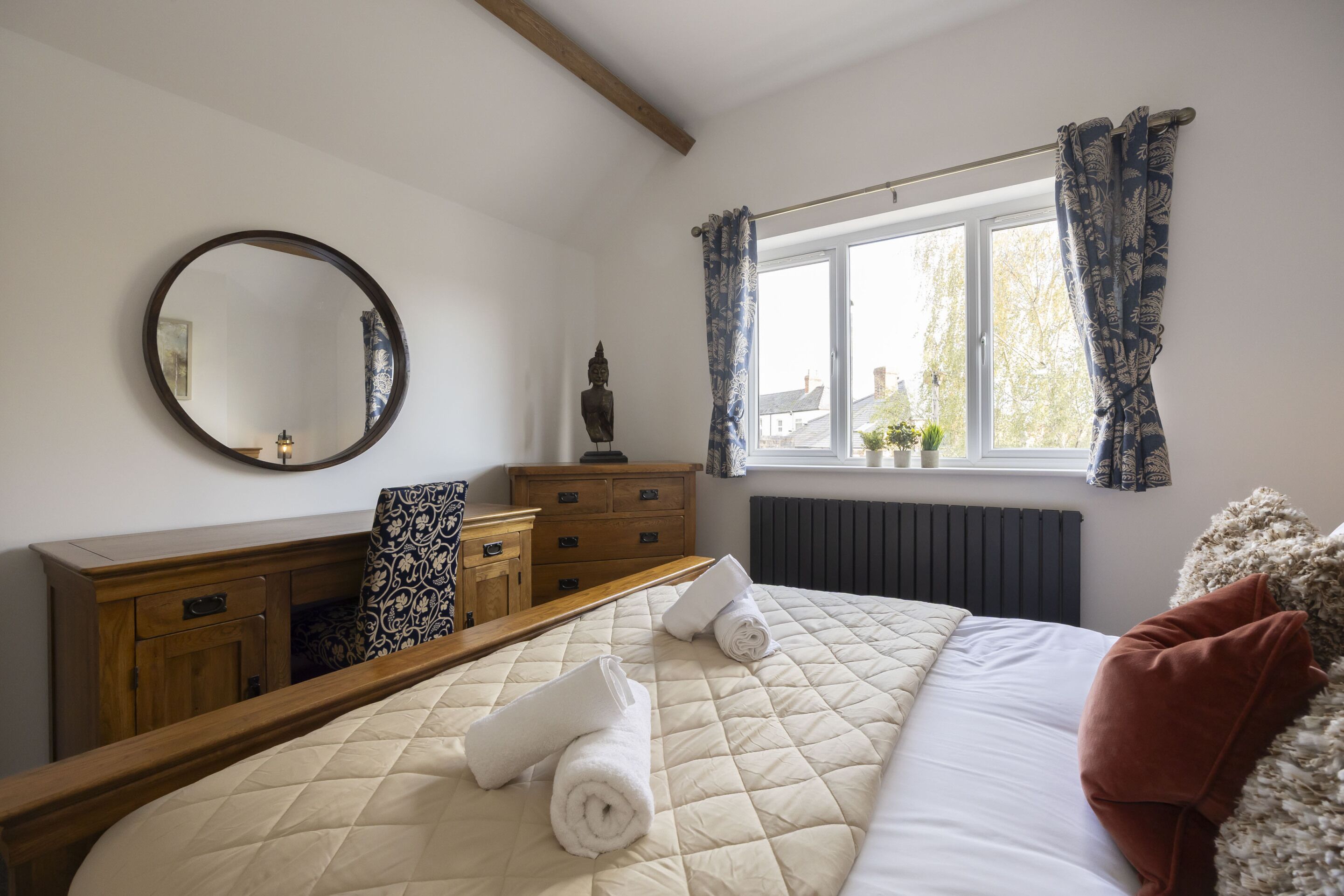 3 bedrooms, desk, iron/ironing board, WiFi (free)