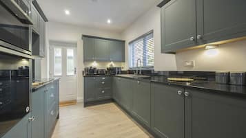 Coffee/tea maker, fridge, microwave, oven