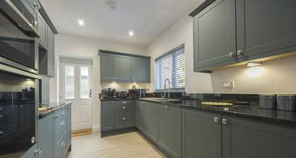 Beautiful 3-Bed Home with Hot Tub in Ross-on-Wye