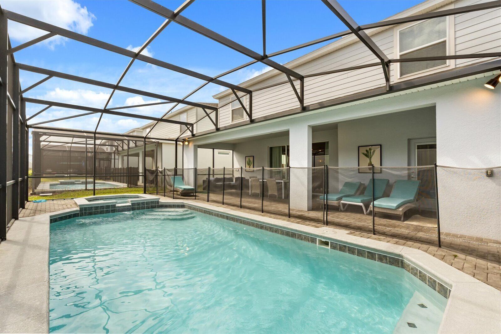 Una piscina al aire libre, una piscina climatizada