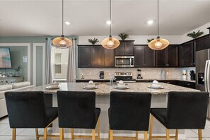 Fridge, microwave, oven, stovetop - Cozy 8BD Stay - Pool, Games & Minutes to Disney (Davenport)