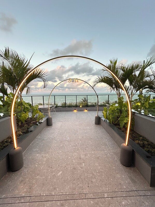 เบสิกอพาร์ทเมนท์ | ลานระเบียง/นอกชาน