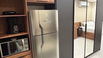 Basic Apartment | Private kitchen | Fridge, microwave, cookware/dishes/utensils