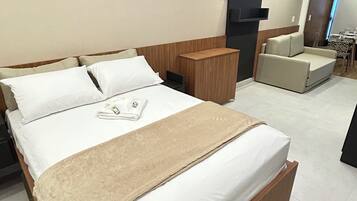 Apartamento | Espacio para trabajar con un portátil y tabla de planchar con plancha