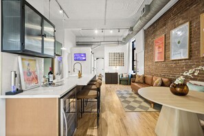 Interior - SOHO NYC - vibes • Loft ceilings • mins to NYC (Hoboken)