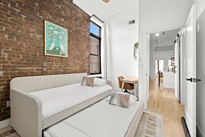 Internet, bed sheets - SOHO NYC - vibes • Loft ceilings • mins to NYC (Hoboken)