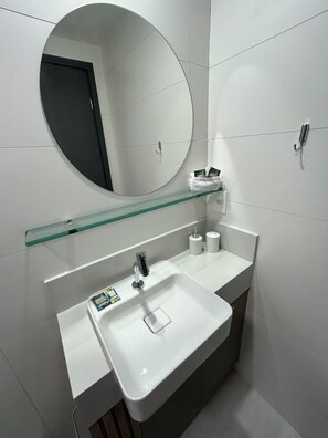 Basic Apartment | Bilik Mandi | Pancuran mandi, pengering rambut, tuala disediakan, tisu tandas 