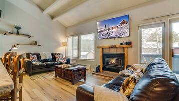 TV connectée, cheminée, jeux vidéo, lecteur de DVD