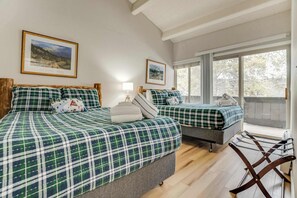 2 Schlafzimmer, Schreibtisch, Bügeleisen/Bügelbrett, Reisekinderbett