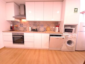 Microwave, dishwasher, coffee/tea maker, cookware/dishes/utensils - Caparica Escape By Gt House (Almada)