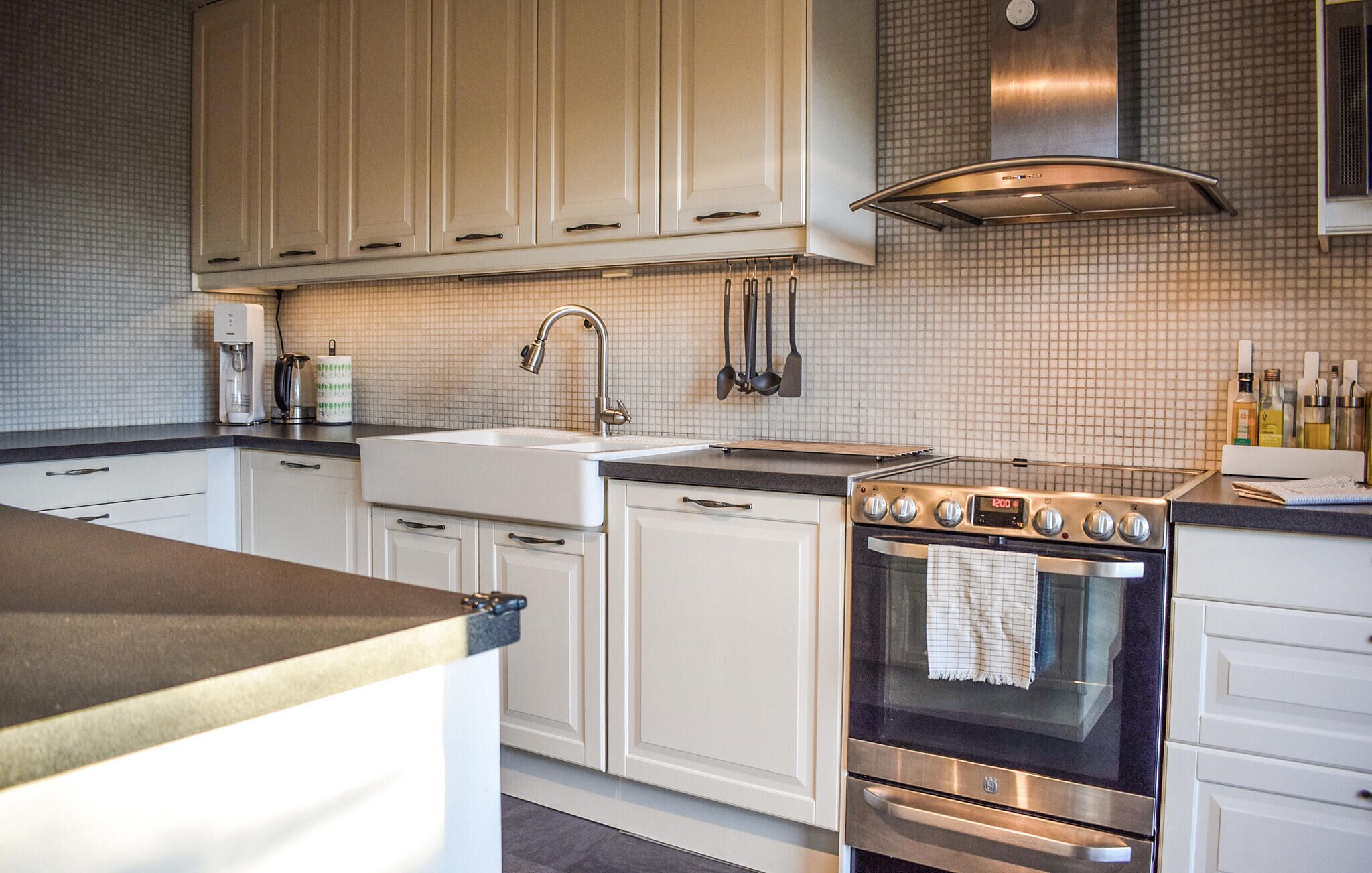 Kühlschrank, Ofen, Geschirrspüler, Wasserkocher mit Kaffee-/Teezubehör