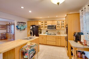 Jääkaappi, mikroaaltouuni, uuni, liesi