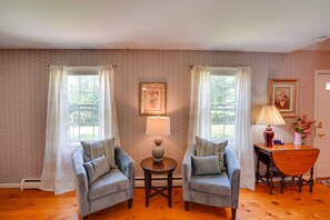 Televisio, takka, DVD-soitin, kirjoja