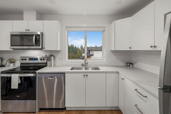 Private kitchen - The Madrona Guest Suite - Modern West Coast Comfort (Victoria)