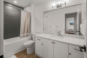 Ein modernes Badezimmer mit Badewanne, Toilette und Waschbecken.
