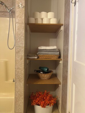 Shower, hair dryer, towels, soap - Vintage and Modern Cherry Valley Retreat (Cherry Valley)