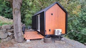 Property grounds - Experience "Big Living" in a Modern Tiny House - Central PNW Location (Longview)