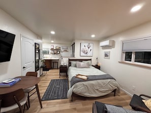 Iron/ironing board, WiFi, bed sheets - Golden Sunset Studio (Brookings)