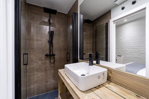 Shower, hair dryer, towels, toilet paper - The Vegas Homes Prosperity (Madrid)