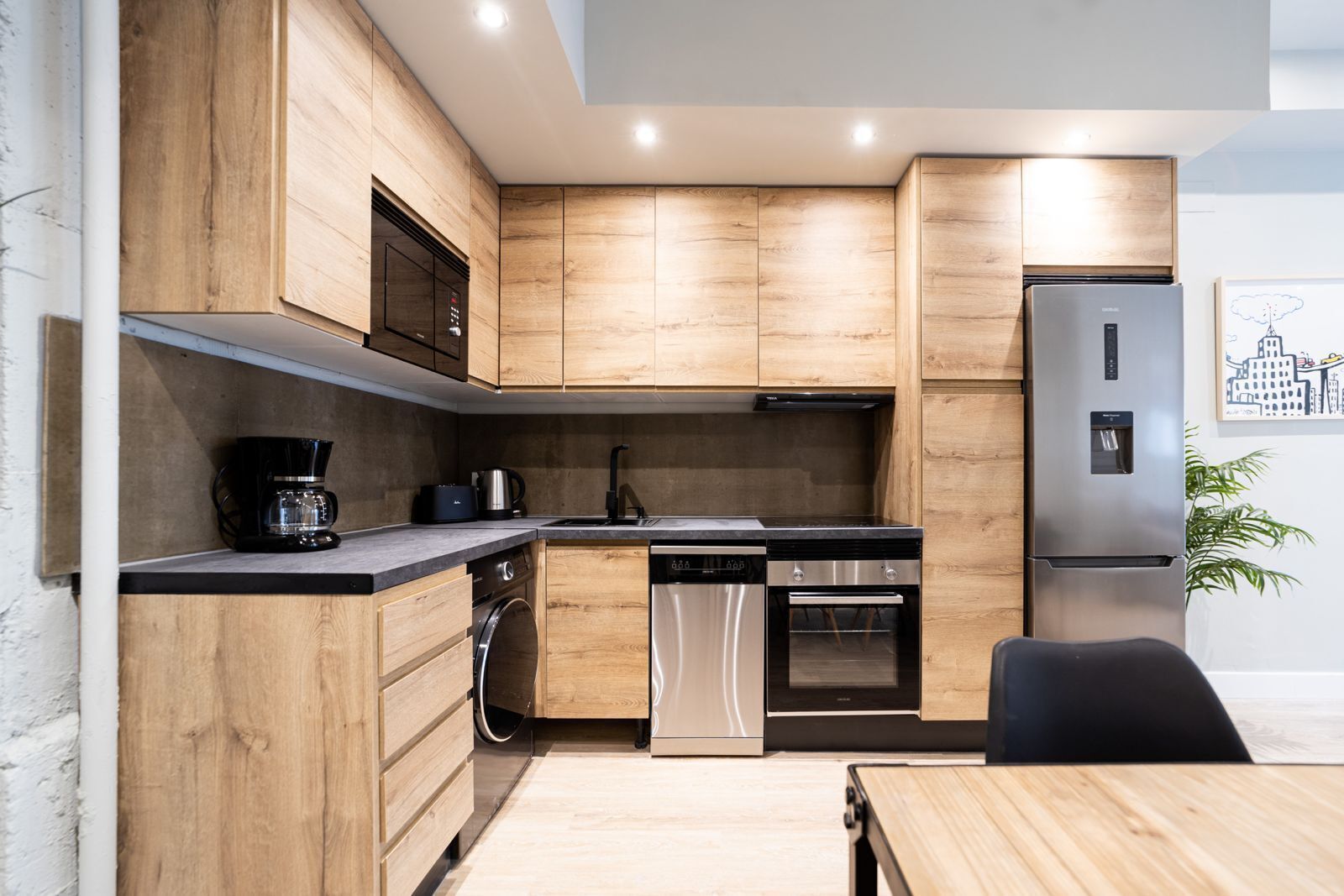 Réfrigérateur, micro-ondes, four, plaque de cuisson