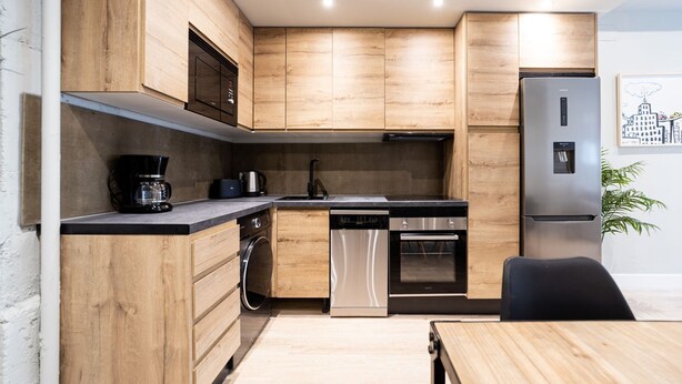 Wasserkocher mit Kaffee-/Teezubehör, Kühlschrank, Mikrowelle, Ofen