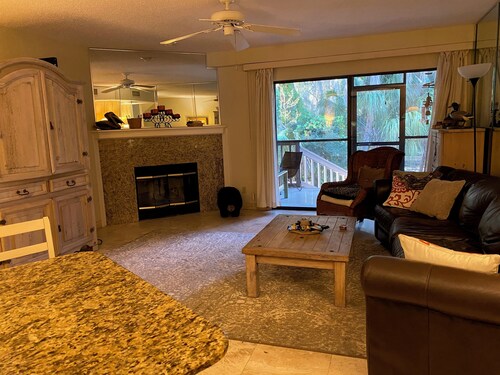 Riverfront 2-bedroom townhome in peaceful Homosassa with AC/Heat, Pool