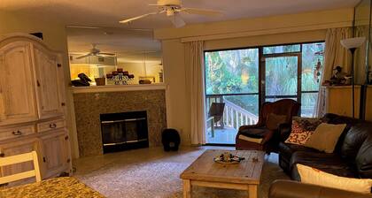 Riverfront 2-bedroom townhome in peaceful Homosassa with AC/Heat, Pool