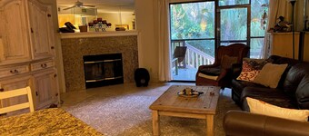 Riverfront 2-bedroom townhome in peaceful Homosassa with AC/Heat, Pool