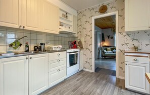 Fridge, stovetop, coffee/tea maker - 2 bedroom beautiful home in Grimsås (Grimsås)