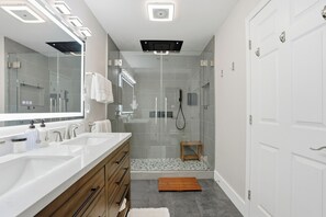 Shower, hair dryer, towels, soap - Heated Private Pool + Game Room, Sleeps 12, Family-Friendly, Near PCB Beach (Panama City Beach)