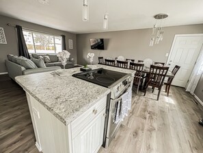 Interior - Pet Friendly 4bdrm/2bath close to all attractions. Mtn views Sleeps 12+ (Colorado Springs)