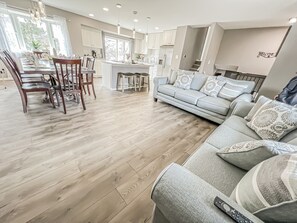Living area - Pet Friendly 4bdrm/2bath close to all attractions. Mtn views Sleeps 12+ (Colorado Springs)