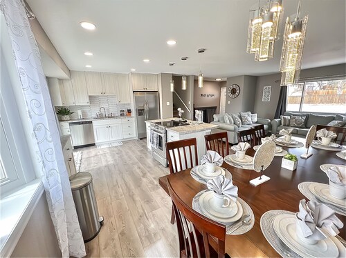 Pet Friendly 4bdrm/2bath close to all attractions. Mtn views Sleeps 12+