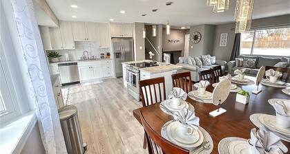 Pet Friendly 4bdrm/2bath close to all attractions. Mtn views Sleeps 12+