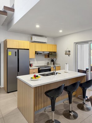 Private kitchen - Valeria’s Luxury Beach House: Your Perfect Gateway to Costa del Sol (San Luis la Herradura)