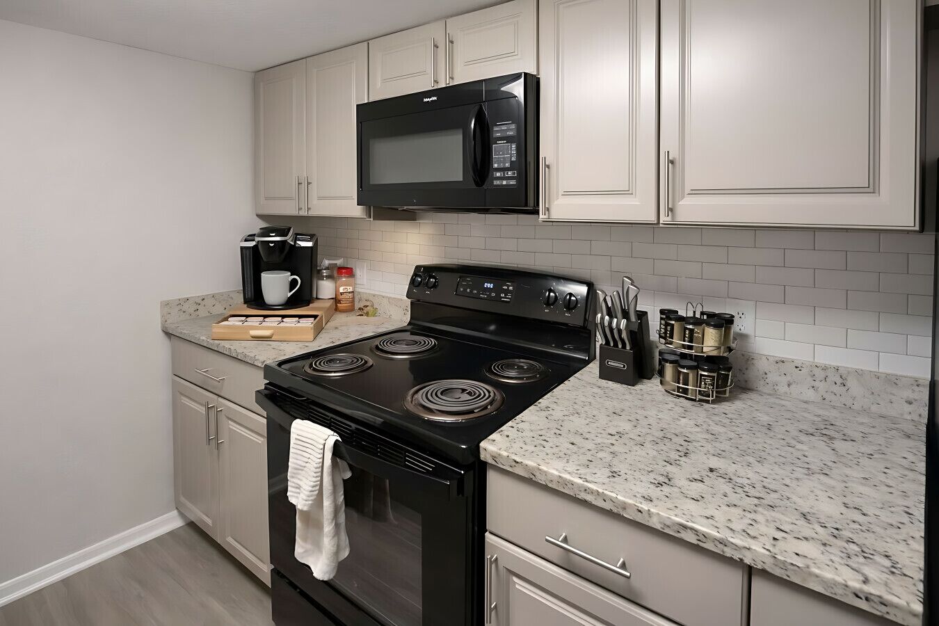 Een koelkast, een magnetron, een oven, een kookplaat