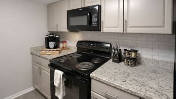 Een koelkast, een magnetron, een oven, een kookplaat