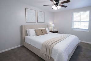 Escrivaninha, ferros/tábuas de passar roupa, Wi-Fi, roupa de cama