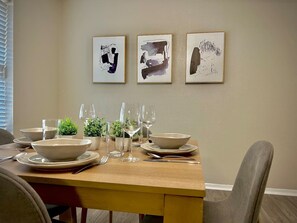 Dining - Townhouse, A+ location, pool, long stay discounts (Sherman)