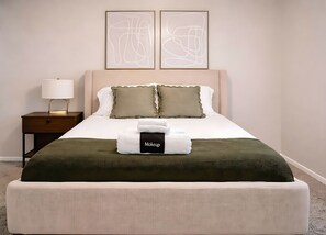 Desk, iron/ironing board, WiFi, bed sheets - Stunning Stylish 3BR Townhome w/ Pool @ A+Location (Sherman)