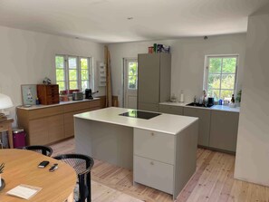 Fridge, microwave, oven, stovetop - Cottage idyll in North Zealand (Græsted)