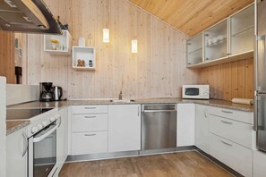 Fridge, microwave, oven, stovetop - Family-friendly holiday home with spa and sauna (Knebel)