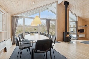 Dining - Family-friendly holiday home with spa and sauna (Knebel)