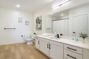 Bathroom - Modern,A+Location,WorkerFriendly,Pool,Gym,KINGbed (Sherman)