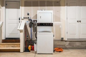 Interior - #StayinMyDistrict King Studio Near The Village (Boise)