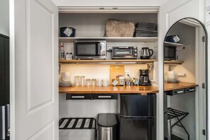 Private kitchen - #StayinMyDistrict King Studio Near The Village (Boise)