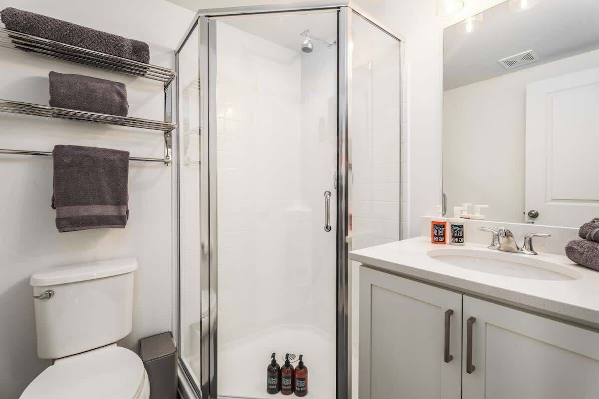 Douche, séchoir à cheveux, serviettes fournies, shampooing