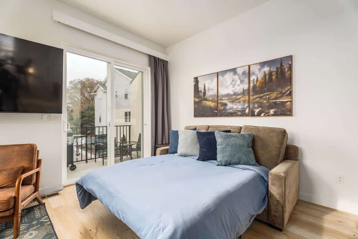 2 bedrooms, iron/ironing board, travel cot, WiFi