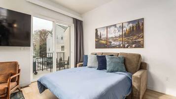 2 bedrooms, iron/ironing board, travel cot, WiFi