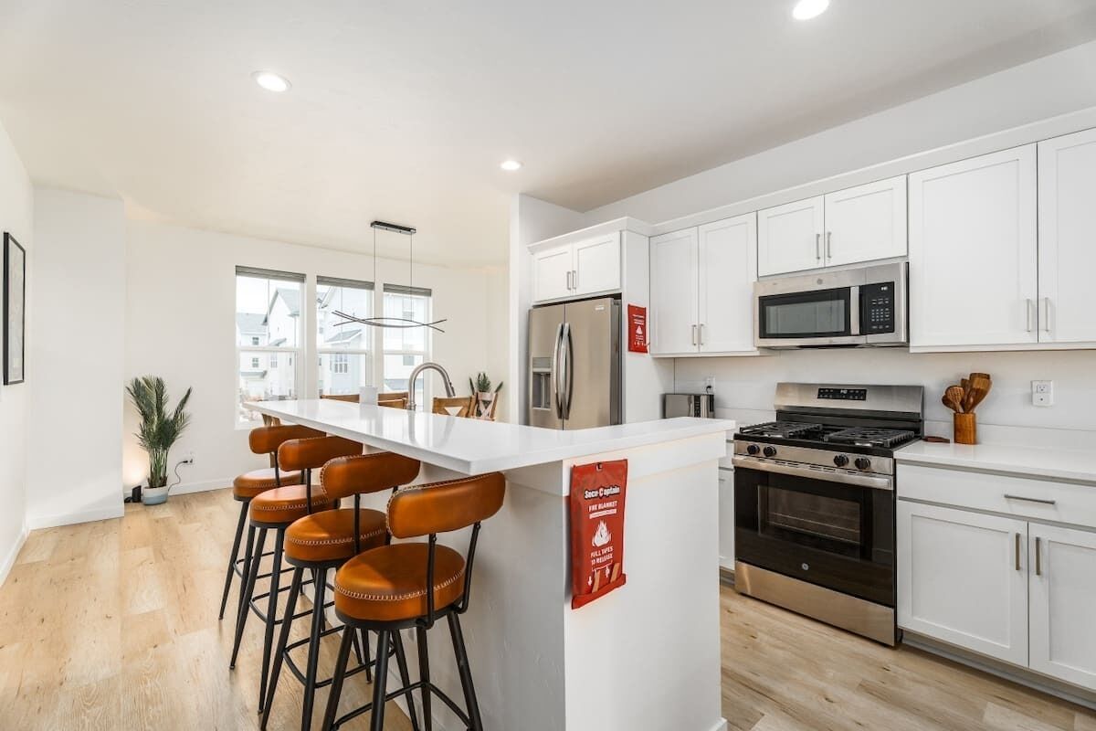 Frigorifero, microonde, forno, piano cottura